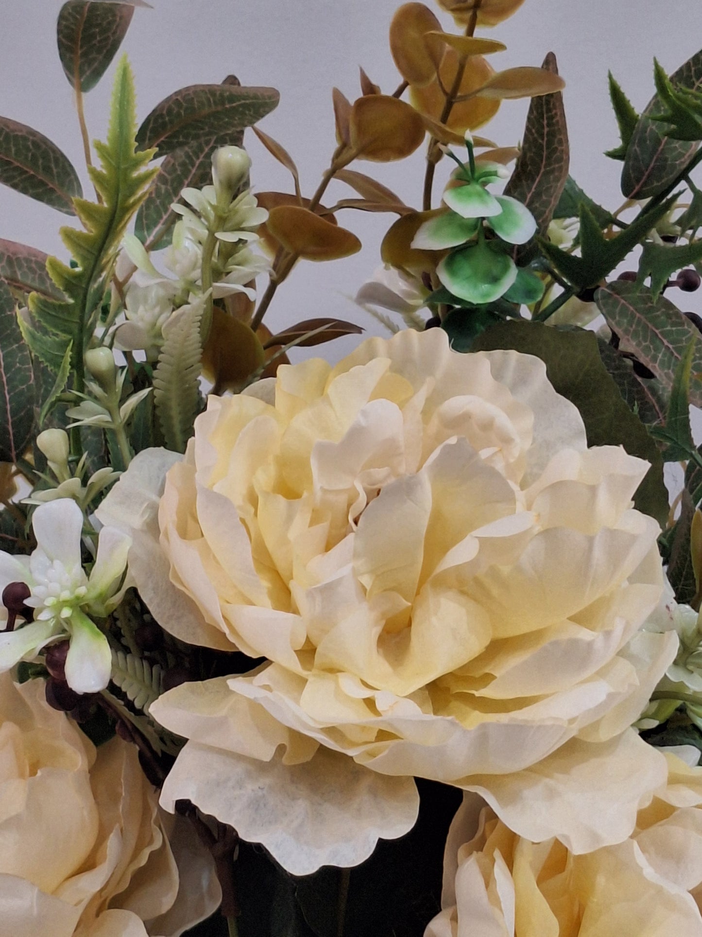 RAMO DE PEONIAS CREMA