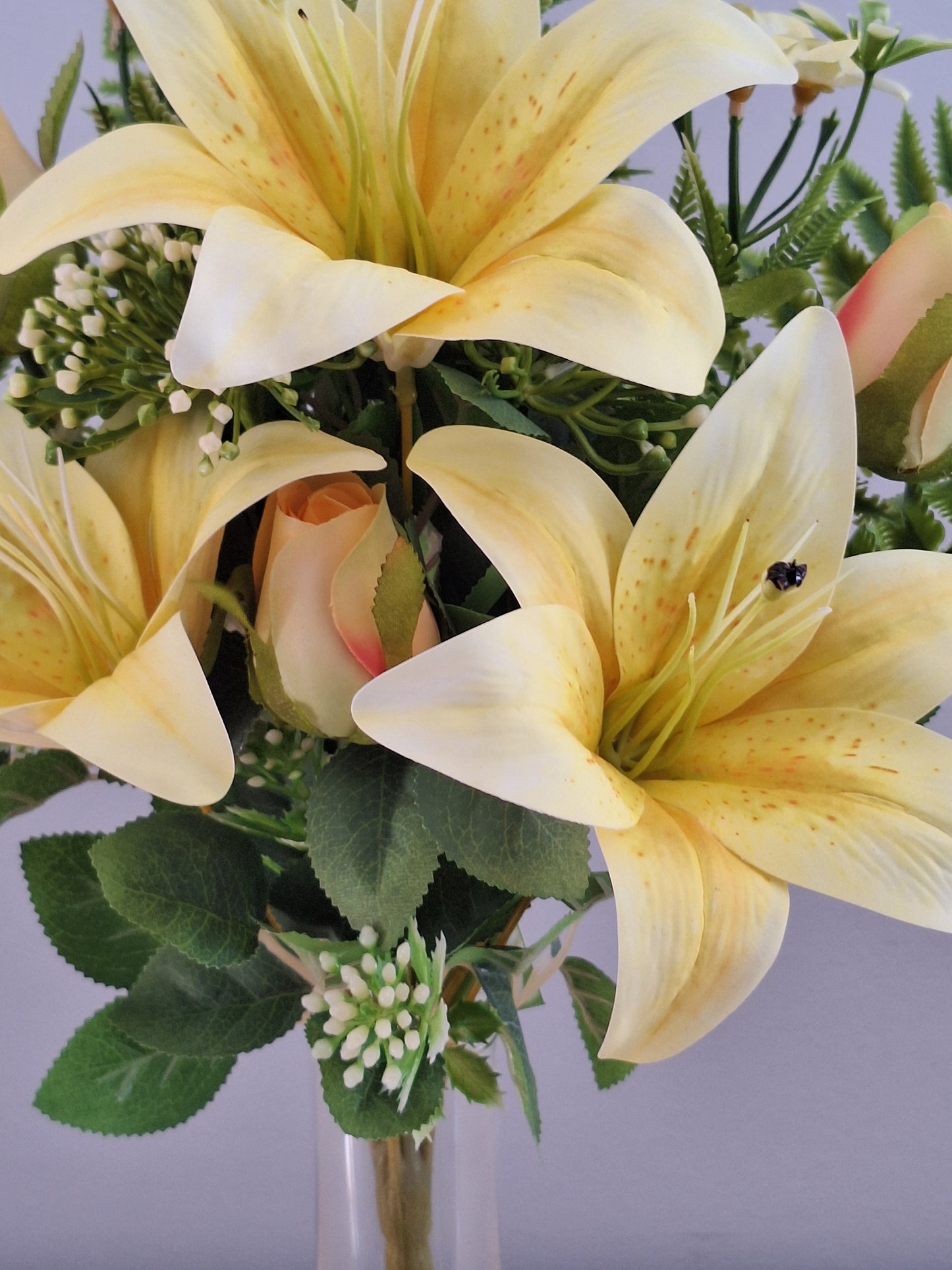 RAMO LILIUMS Y CAPULLOS